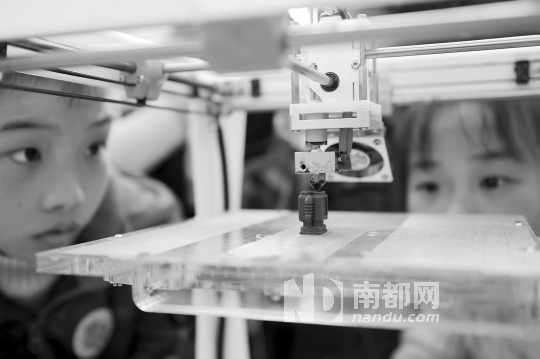 说明: <p>    4月6日，浙江省科技馆举行“科学集市”，两位小朋友在观看3D打印机。 新华社图</p>